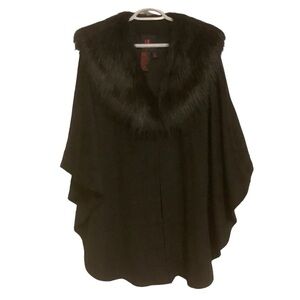 ADRIENNE LANDAU WOMENS BLACK CAPE WITH DETACHABLE FAUX FUR COLLAR / SIZE M/L